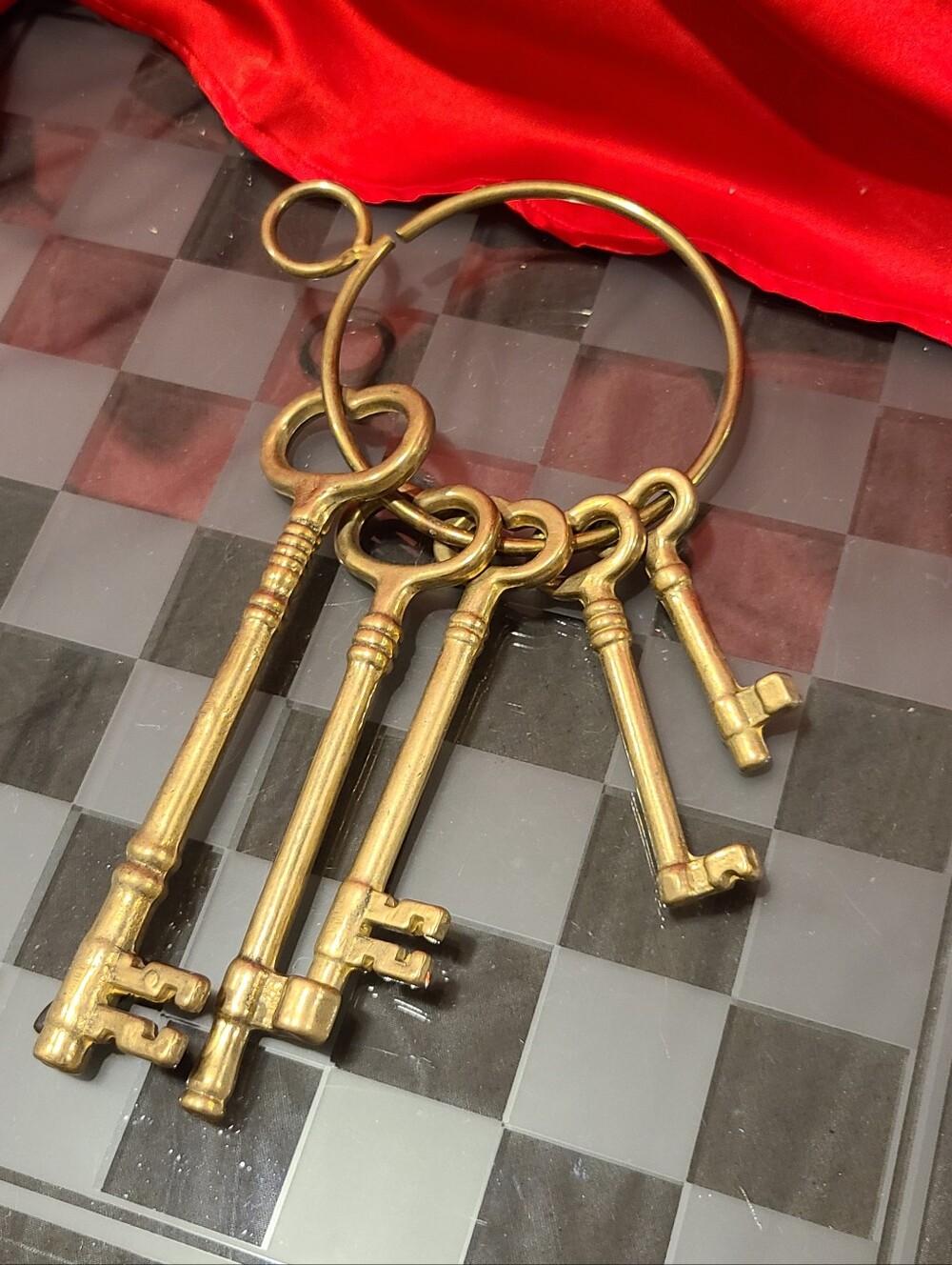 Antique-Style Brass Key Ring with Five Decorative Keys - Gold Tone Skeklton Jail